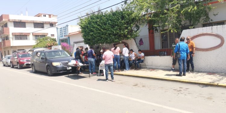 Padres de familia protestan en escuela, acusan malos manejos financieros