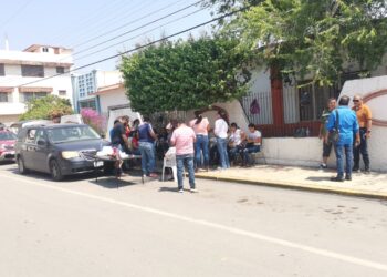 Padres de familia protestan en escuela, acusan malos manejos financieros