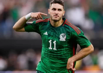 Santiago Giménez entra de cambio y sentencia victoria con ‘doblete’ y asistencia