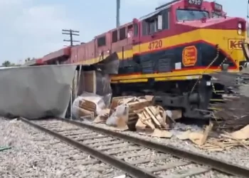 Tren destroza a tráiler que intentó ganarle el paso en Monterrey