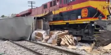 Tren destroza a tráiler que intentó ganarle el paso en Monterrey