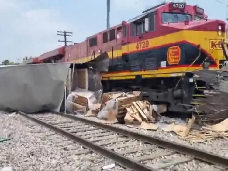 Tren destroza a tráiler que intentó ganarle el paso en Monterrey