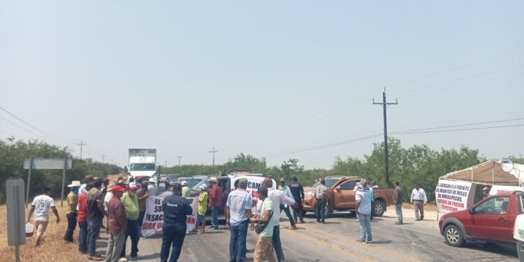Agricultores de San Fernando cierran de nuevo carretera Victoria-Matamoros