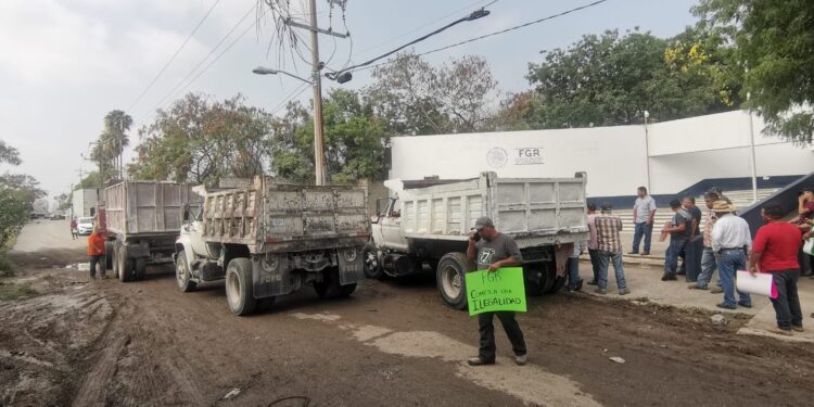 Protestan ante la FGR por el cierre de un banco de materiales en Victoria