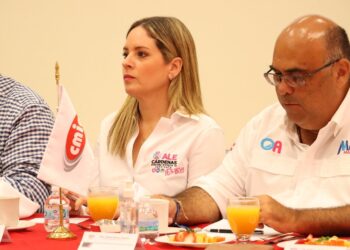 Ante constructores Alejandra Cárdenas ofrece apoyar a Victoria desde el Congreso