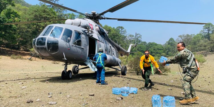 Llevan en helicóptero víveres a brigadistas que combaten incendio en la sierra