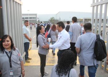 Dialoga Lalo Gattás con obreros y dirigentes de maquiladoras de Victoria