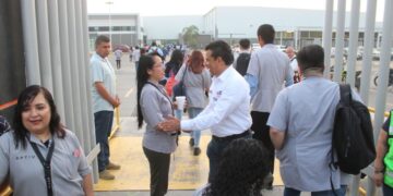 Dialoga Lalo Gattás con obreros y dirigentes de maquiladoras de Victoria