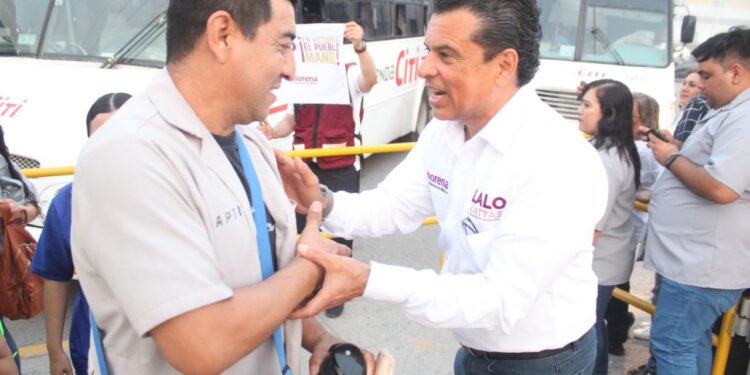 Dialoga Lalo Gattás con obreros y dirigentes de maquiladoras de Victoria