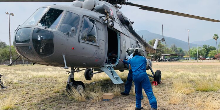Llevan en helicóptero víveres a brigadistas que combaten incendio en la sierra