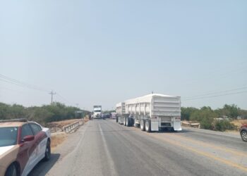 Bloquean agricultores carretera a Matamoros de forma intermitente