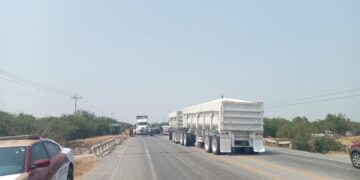 Bloquean agricultores carretera a Matamoros de forma intermitente