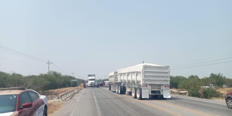 Agricultores de San Fernando cierran de nuevo carretera Victoria-Matamoros