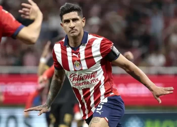 Chivas toma mínima ventaja sobre Toluca con un golazo de “Pocho” Guzmán