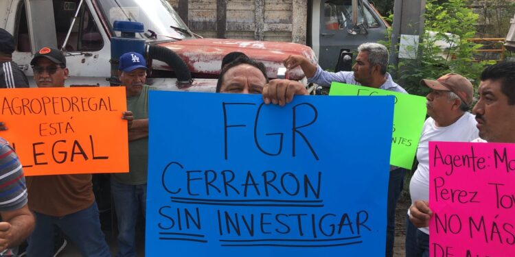 Protestan ante la FGR por el cierre de un banco de materiales en Victoria