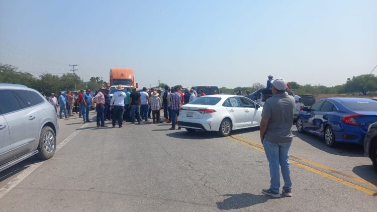 Agricultores cierran carretera Victoria-San Fernando-Matamoros