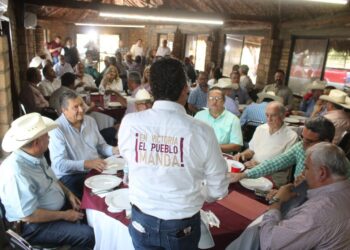 Ganaderos escuchan propuestas y compromisos de Lalo Gattás con el campo de Victoria