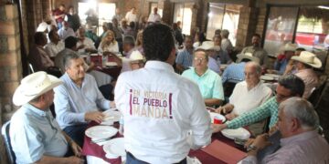 Ganaderos escuchan propuestas y compromisos de Lalo Gattás con el campo de Victoria