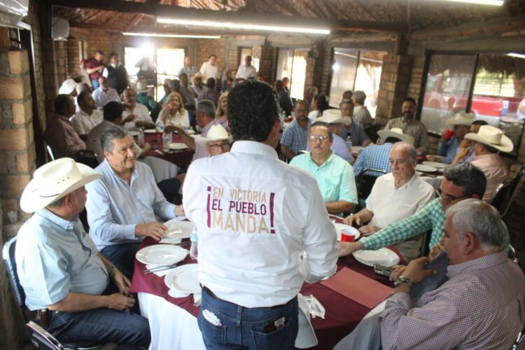 Ganaderos escuchan propuestas y compromisos de Lalo Gattás con el campo de Victoria