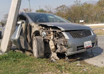 Mujer estrella auto contra base de poste de la CFE en Eje Vial de Victoria