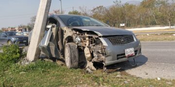 Mujer estrella auto contra base de poste de la CFE en Eje Vial de Victoria