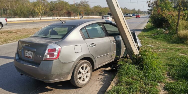 Mujer estrella auto contra base de poste de la CFE en Eje Vial de Victoria