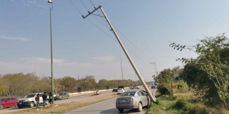 Mujer estrella auto contra base de poste de la CFE en Eje Vial de Victoria