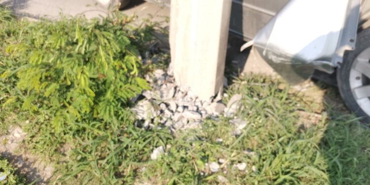 Mujer estrella auto contra base de poste de la CFE en Eje Vial de Victoria