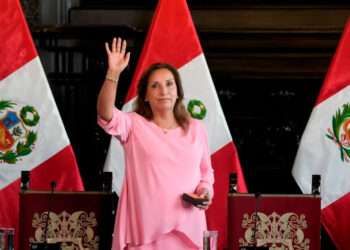 Dina Boluarte afirma que completará su periodo presidencial hasta 2026