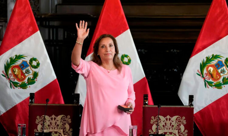 Dina Boluarte afirma que completará su periodo presidencial hasta 2026