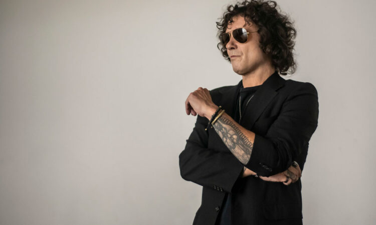 Enrique Bunbury supera el miedo y vuelve a los escenarios tras problemas respiratorios
