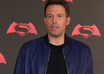 Captan a Ben Affleck con su anillo de matrimonio ¡otra vez!