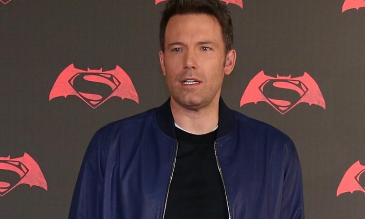 Captan a Ben Affleck con su anillo de matrimonio ¡otra vez!