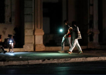 Cuba enfrenta apagones frecuentes por reparaciones en centrales termoeléctricas