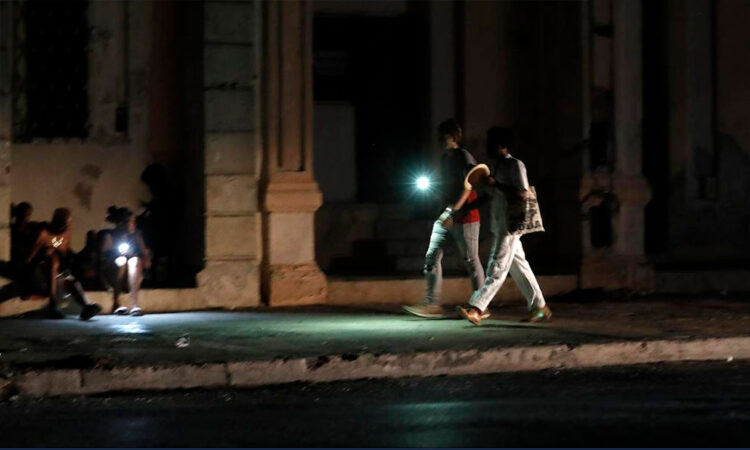 Cuba enfrenta apagones frecuentes por reparaciones en centrales termoeléctricas
