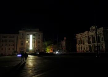 Apagones en Ucrania: Ataques rusos dañan la red eléctrica nacional