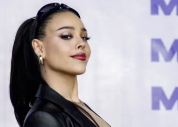 Danna Paola recibe muñeca de ‘María Belén’ durante su visita a Brasil