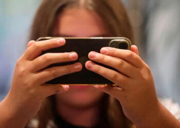 Alarmante informe revela que 4 de cada 10 menores latinos conversan con desconocidos en internet