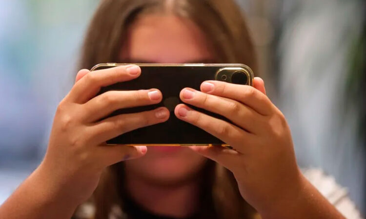 Alarmante informe revela que 4 de cada 10 menores latinos conversan con desconocidos en internet