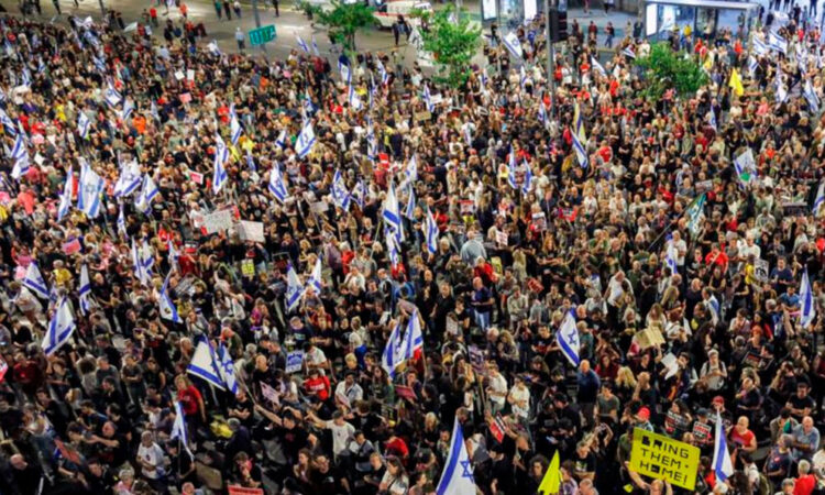 Miles de israelíes exigen la dimisión de Netanyahu