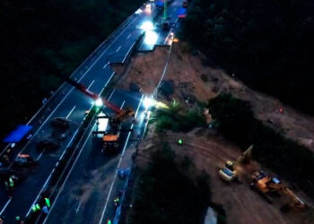 Tragedia en China: 36 muertos tras colapso de carretera en Cantón