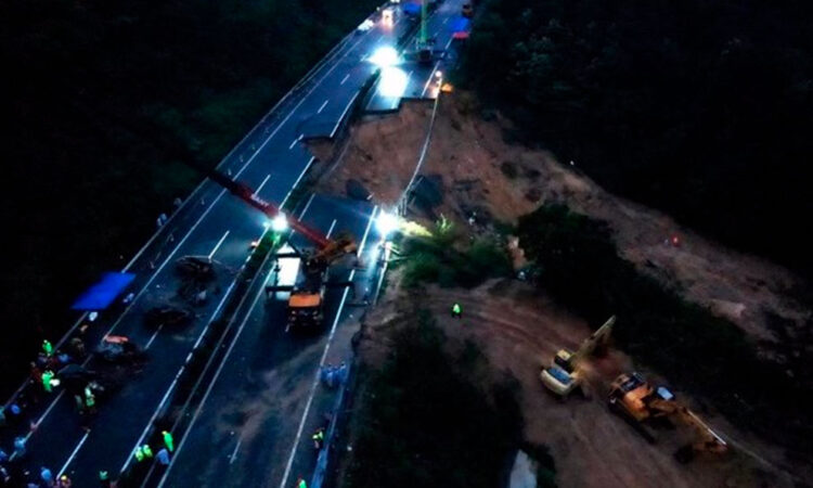 Tragedia en China: 36 muertos tras colapso de carretera en Cantón