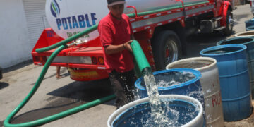 Llevan agua en pipas a comunidades rurales