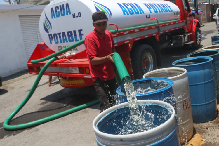 Llevan agua en pipas a comunidades rurales