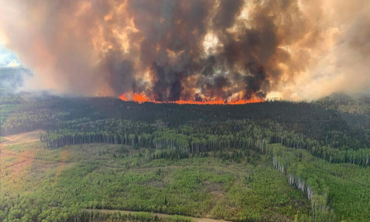 Canadá enfrenta crisis de incendios: 87 focos activos y seis fuera de control