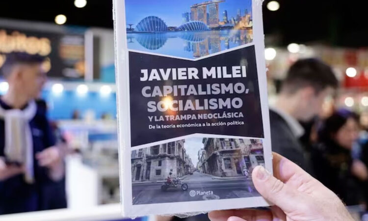 Acusan a Milei de plagio en su nuevo libro