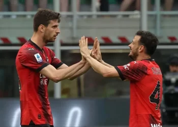 Milan y Genoa empatan en un frenético duelo con un resultado inservible de 3-3