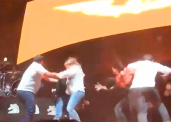 Locutor Tomás Valdez y Candidata Martha Herrera Se Salvan de Colapso en Evento