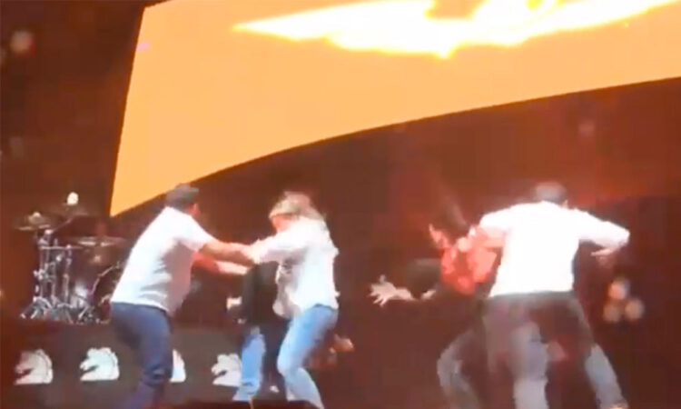 Locutor Tomás Valdez y Candidata Martha Herrera Se Salvan de Colapso en Evento