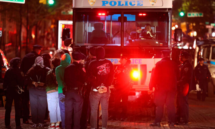 Aumenta a 300 el número de detenidos en protestas pro Palestina en Columbia